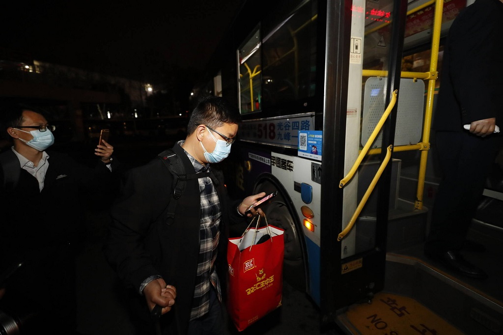 In Wuhan, der am stärksten vom COVID-19-Ausbruch in China betroffenen Stadt, sind seit dem 25. März wieder 117 Buslinien in Betrieb, das sind etwa 30 Prozent der gesamten Busverkehrskapazität der Stadt. Foto: Imago-Bilder / Xinhua (Shen Bohan)